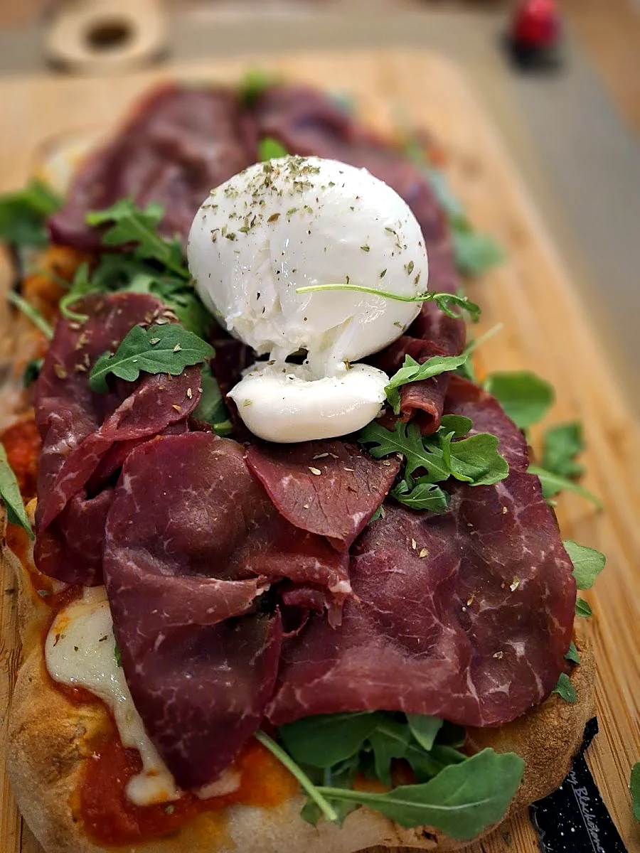 Pinsa mit Bresaola und Burrata