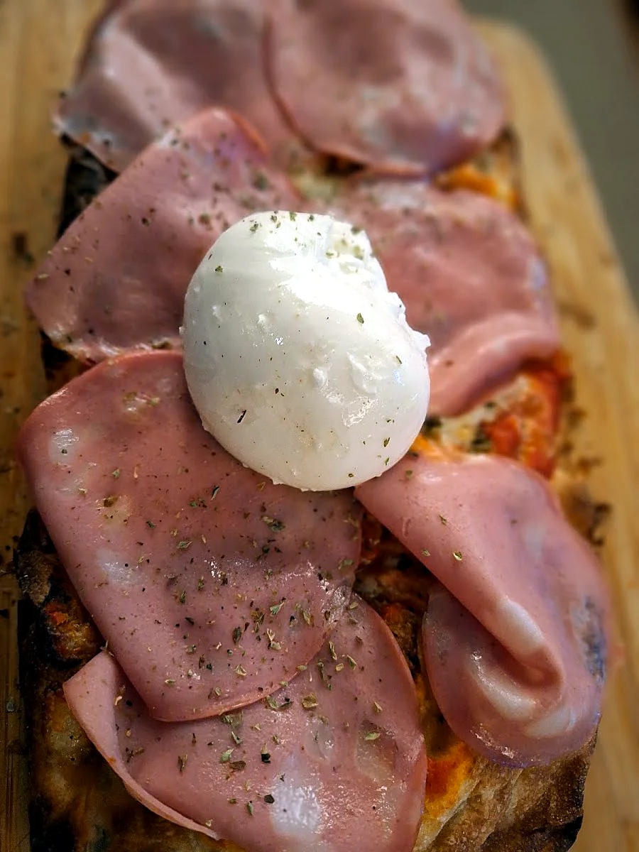 Pinsa mit Mortadella und Burrata